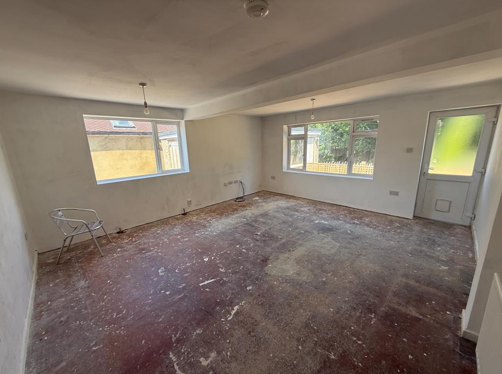 Lot: 158 - DETACHED BUNGALOW FOR REFURBISHMENT - Living room